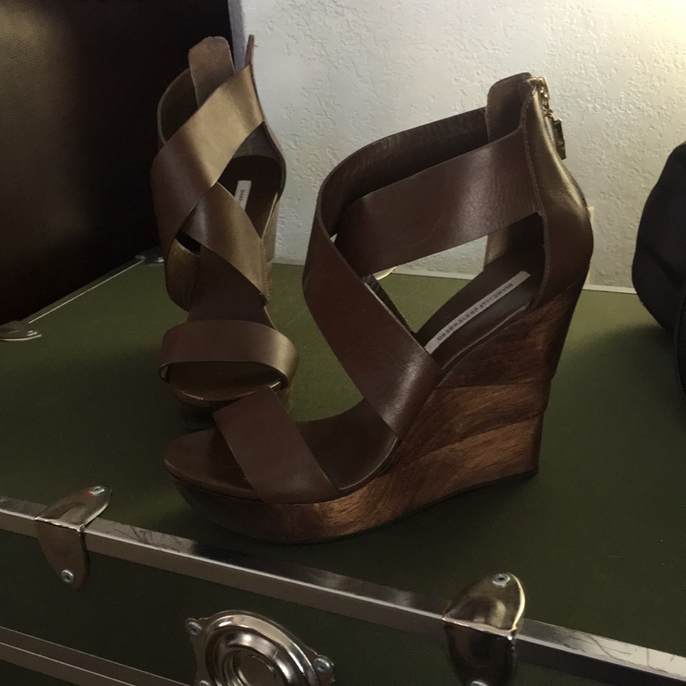 🔥SALE🔥DVF Leather & Wood wedge platform sandals